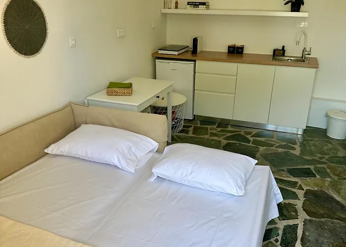 Christina's Homely Escapes * Sikion